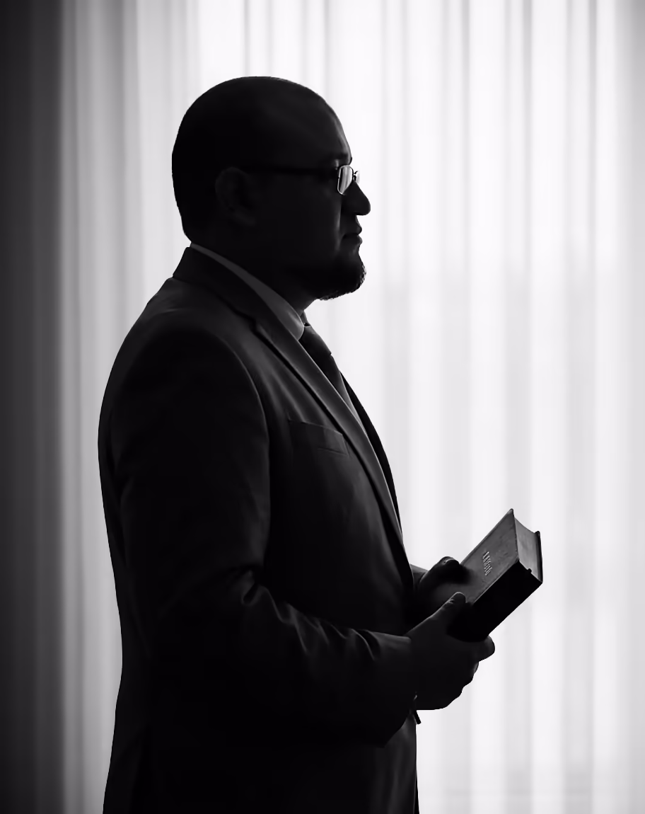 Silueta editorial del Pastor Felipe Burgos
